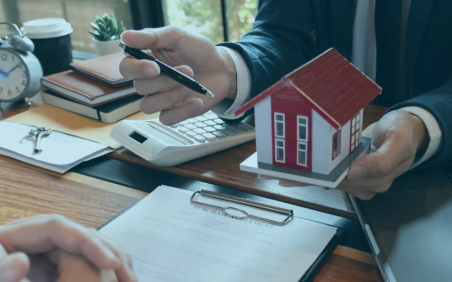 appraiser-having-a-discussion-with-his-client-scottsdale-az