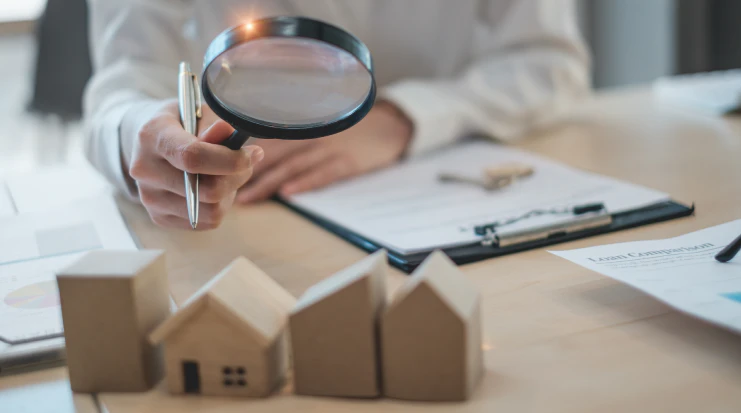 valuation-appraiserl-holding-a-magnifying-glass-scottsdale-az